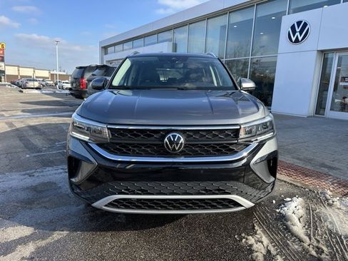 Used 2024 Volkswagen Taos SE image 2