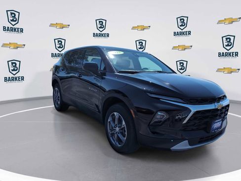Used 2025 Chevrolet Blazer LT FWD image 2