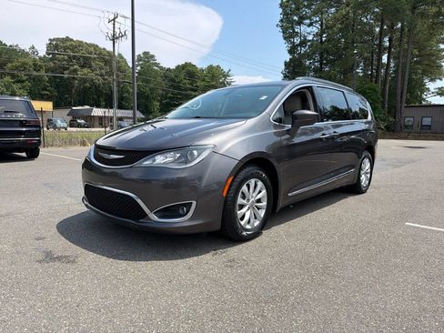 Used 2017 Chrysler Pacifica Touring-L FWD image 2