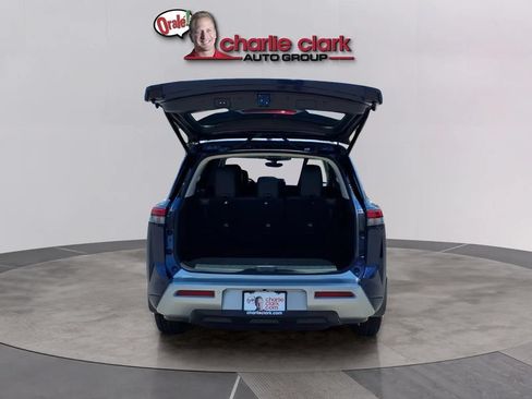 Used 2024 Nissan Pathfinder SL FWD image 9