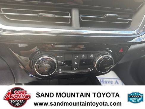 Used 2025 Chevrolet Trax RS FWD image 23