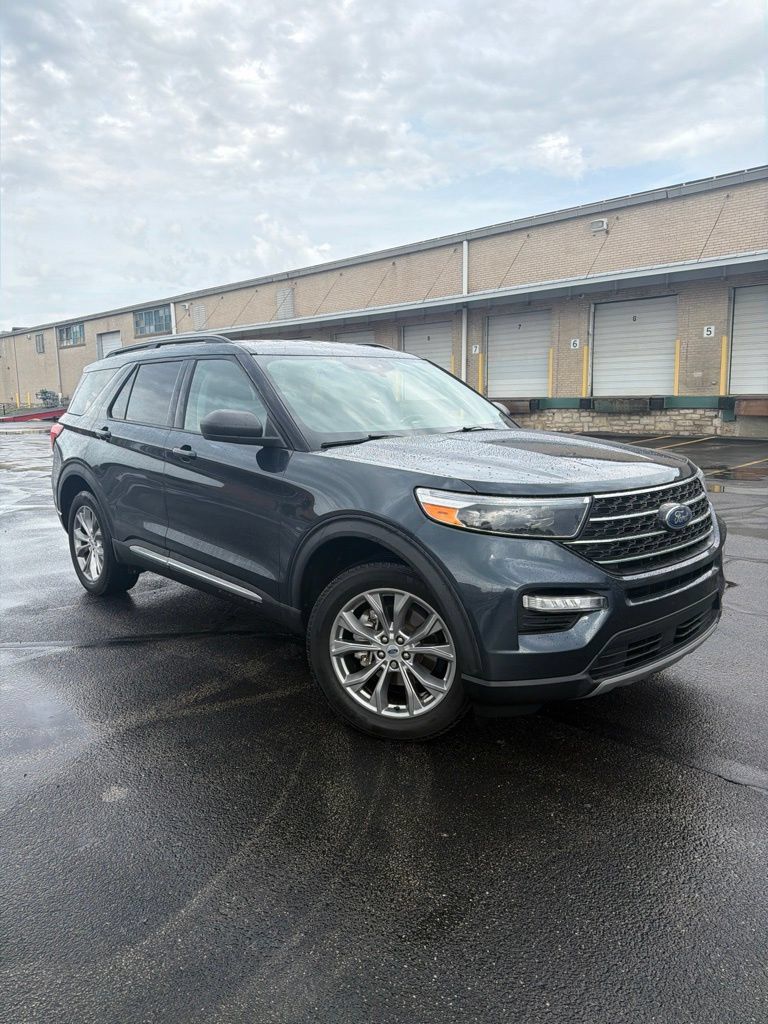 Used 2022 Ford Explorer XLT w/ Equipment Group 202A AWD/4WD image 4