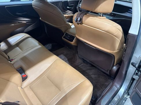 Used 2018 Lexus LS 500 w/ Accessory Package (Z2) RWD image 38