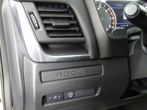 Used 2024 Nissan Rogue S image 18