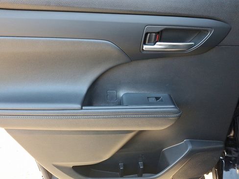 Used 2023 Toyota Highlander XLE image 19