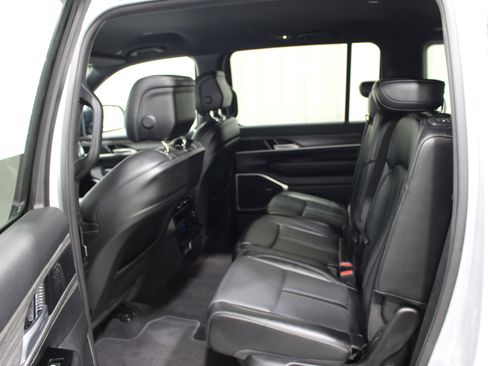 Used 2024 Jeep Wagoneer L Series II w/ Flexible Seating Group AWD/4WD image 21