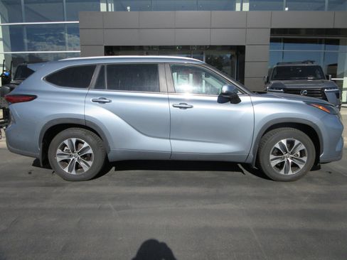 Used 2023 Toyota Highlander XLE AWD/4WD image 10