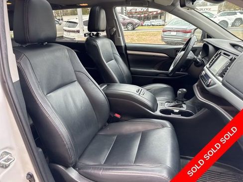 Used 2019 Toyota Highlander XLE AWD/4WD image 24