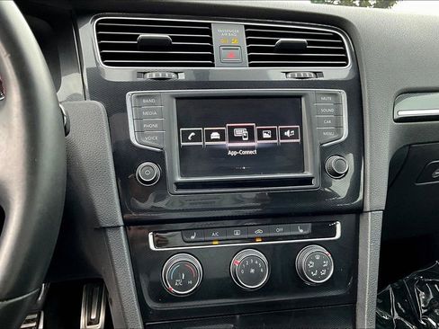 Used 2016 Volkswagen GTI SE image 12