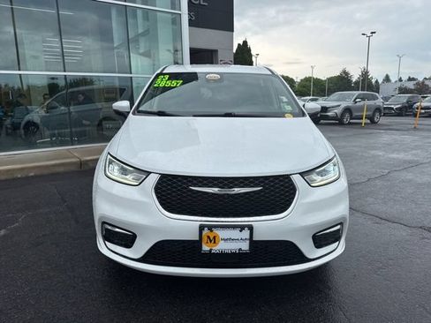Used 2023 Chrysler Pacifica Touring-L FWD image 10