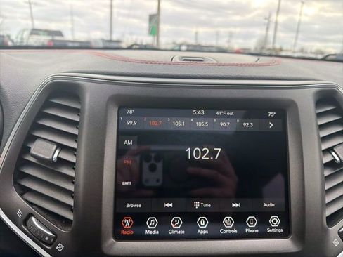 Used 2019 Jeep Cherokee Trailhawk image 21