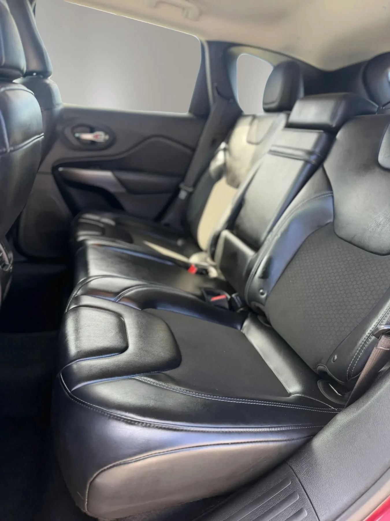 Used 2019 Jeep Cherokee Latitude Plus w/ Cold Weather Group AWD/4WD image 18