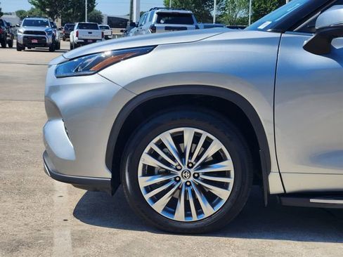 Certified 2025 Toyota Highlander Platinum AWD/4WD image 8