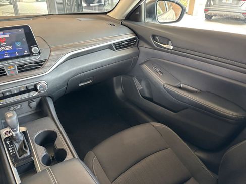 Used 2025 Nissan Altima 2.5 SV FWD image 34