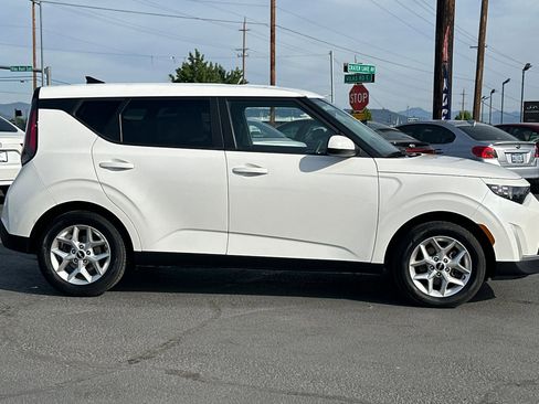 Used 2025 Kia Soul LX w/ LX Technology Package FWD image 3