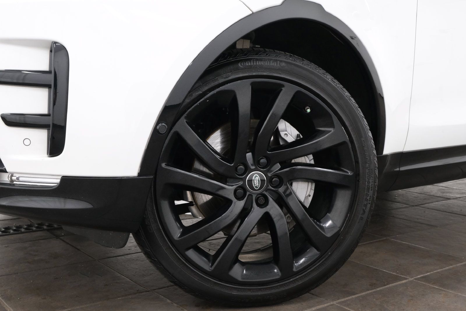 Used 2019 Land Rover Discovery HSE Luxury AWD/4WD image 2