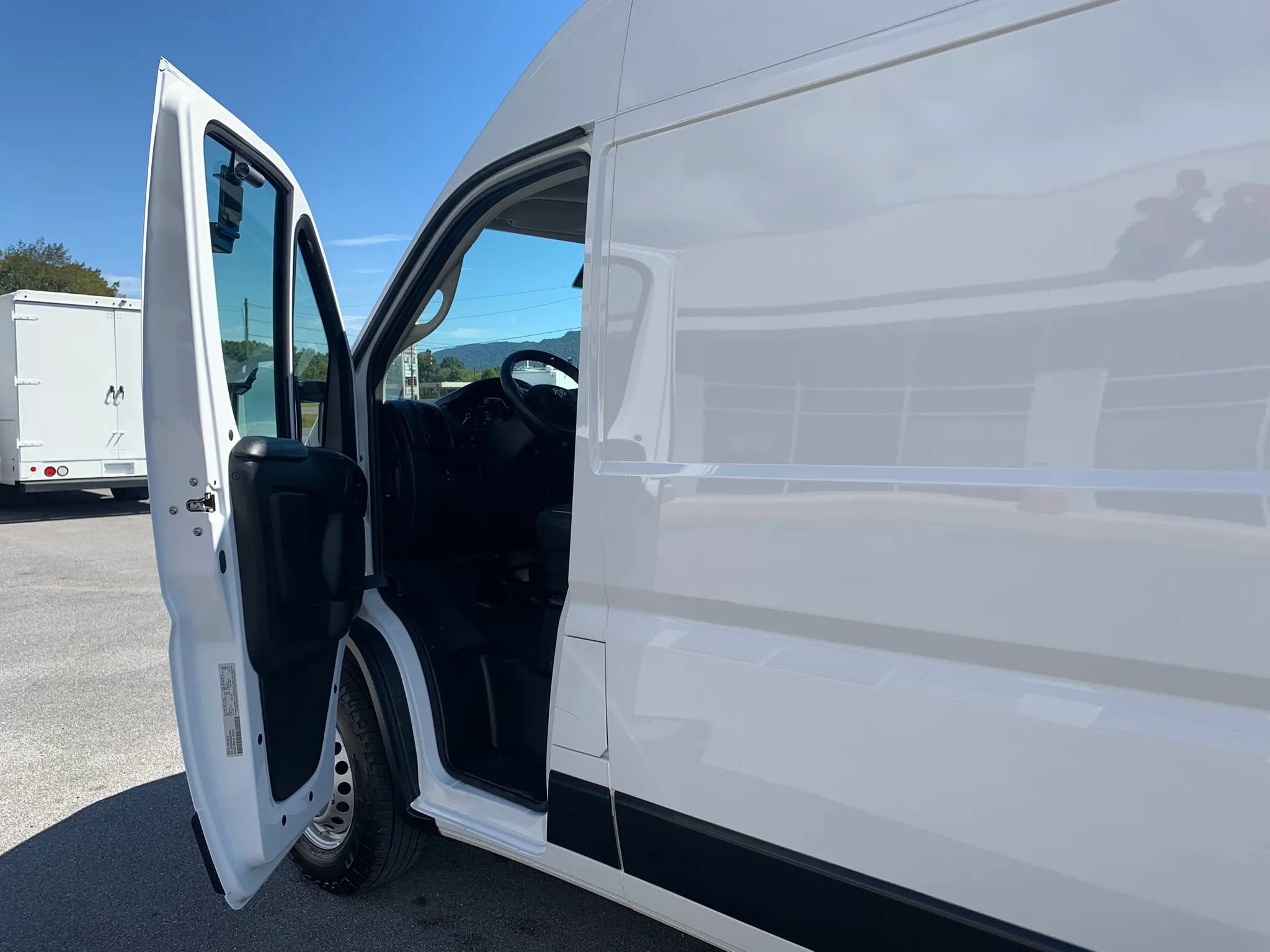 Used 2025 RAM ProMaster 2500 w/ Convenience Group FWD image 7