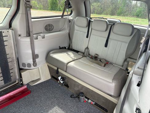 Used 2005 Dodge Grand Caravan SXT image 17