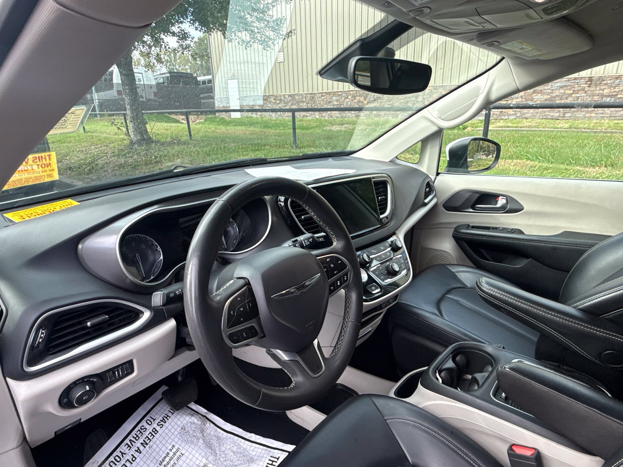 Used 2023 Chrysler Pacifica Touring-L FWD image 12