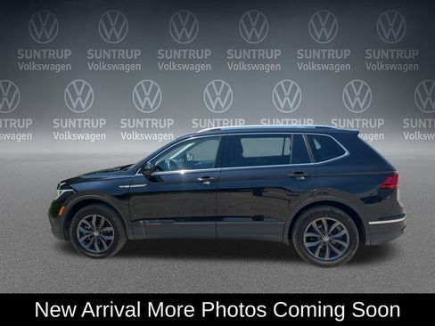 Used 2023 Volkswagen Taos SE w/ Panoramic Sunroof Package AWD/4WD image 3