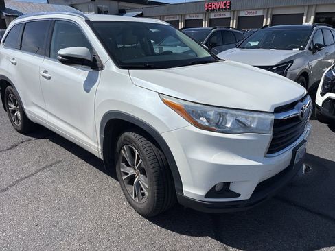 Used 2016 Toyota Highlander XLE image 3