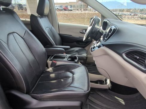 Used 2018 Chrysler Pacifica Limited image 32