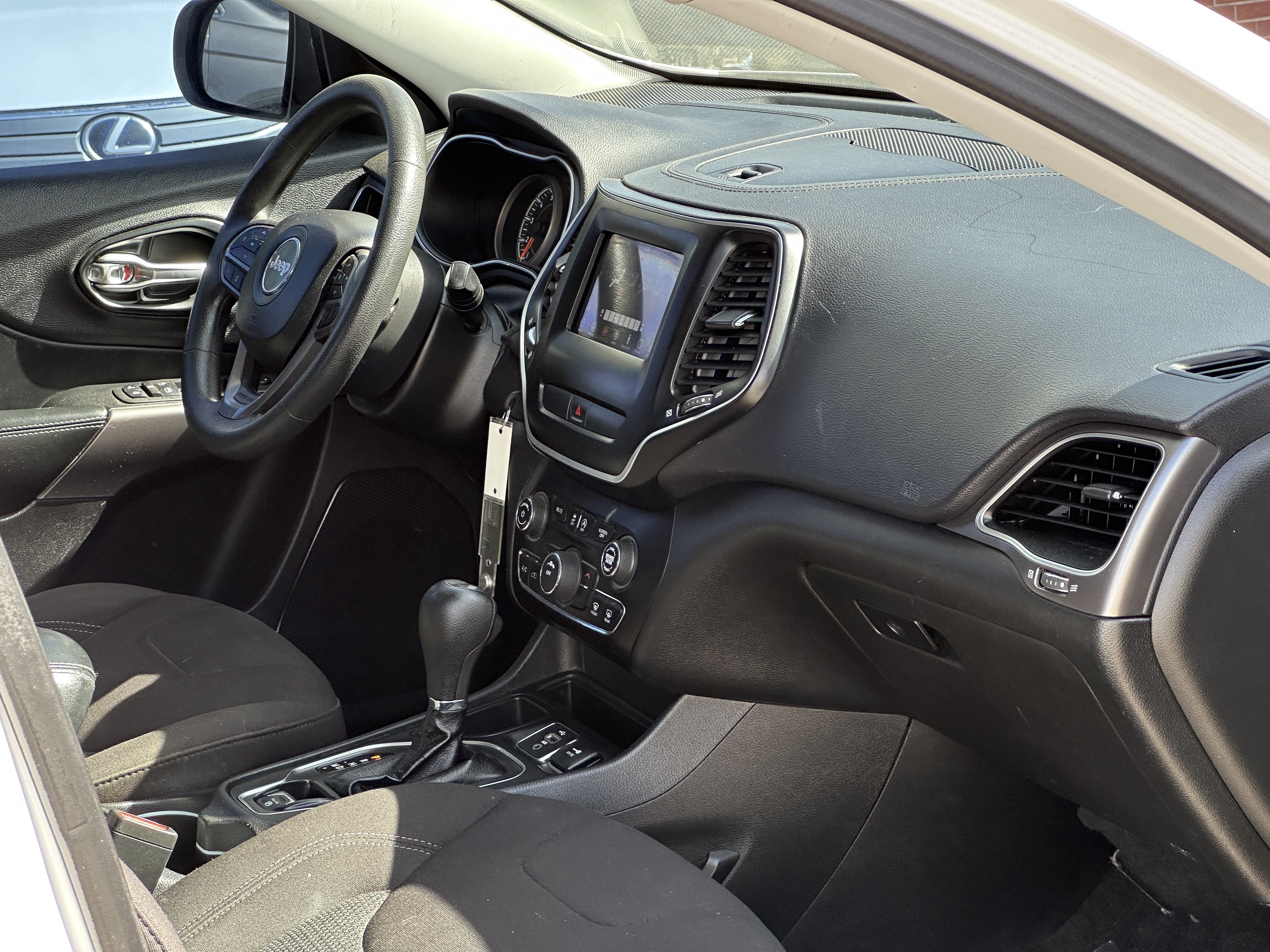 Used 2019 Jeep Cherokee Latitude w/ Popular Appearance Group FWD image 20