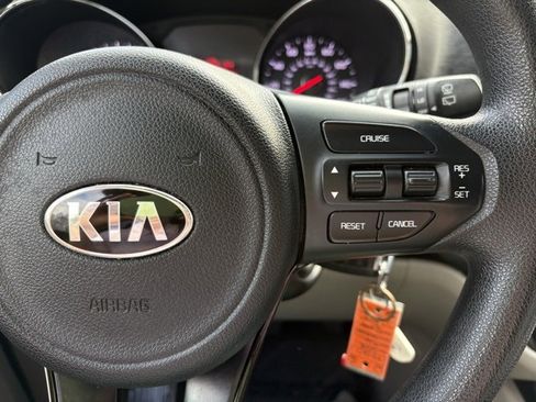 Used 2018 Kia Sedona L image 16