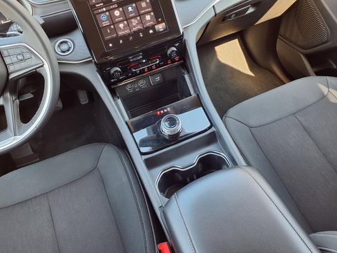 Used 2023 Jeep Grand Cherokee L Laredo image 10