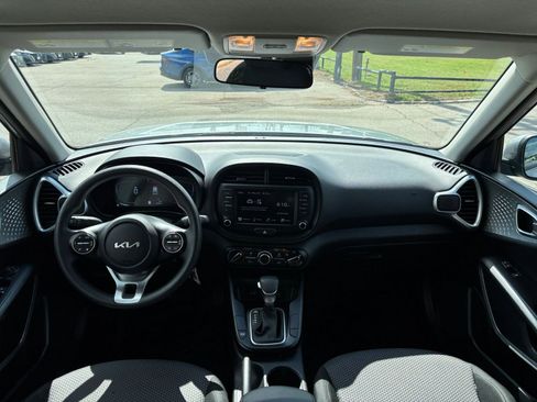Used 2025 Kia Soul LX w/ LX Technology Package FWD image 31