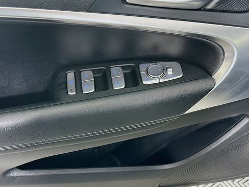 Used 2025 Genesis G70 2.5T image 15