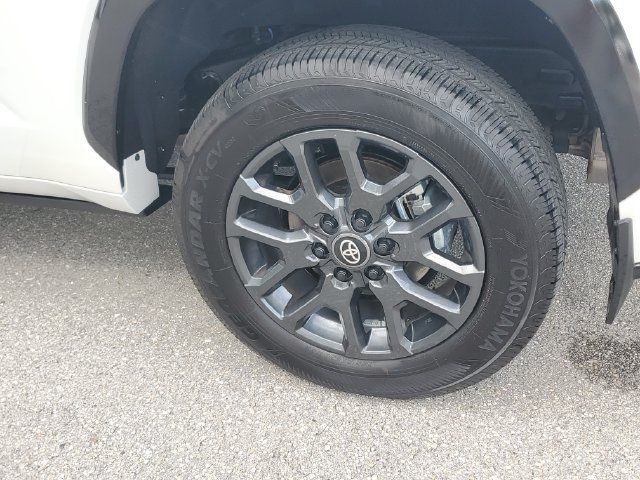 Used 2025 Toyota Sequoia Platinum AWD/4WD image 5