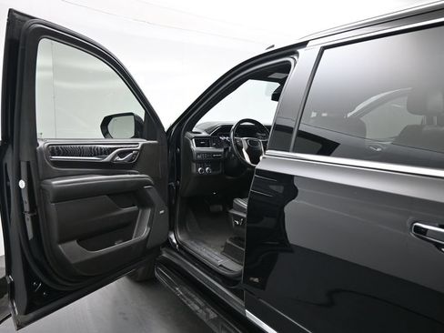 Used 2021 GMC Yukon XL Denali AWD/4WD image 9