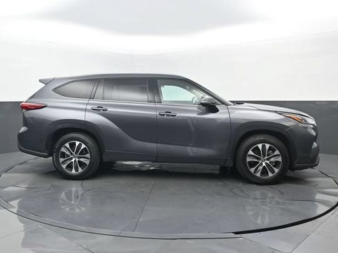 Used 2020 Toyota Highlander XLE FWD image 2