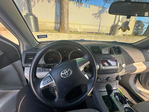 Used 2011 Toyota Highlander 2WD w/ Tech Pkg image 8