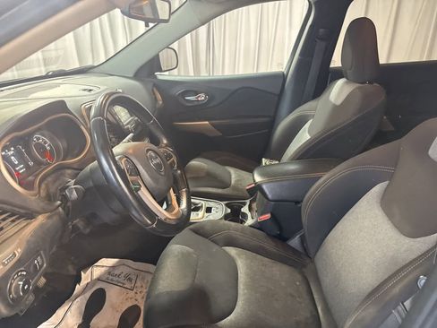 Used 2018 Jeep Cherokee Latitude w/ Altitude Package image 16