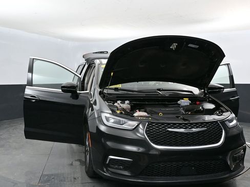 Used 2024 Chrysler Pacifica Limited FWD image 48