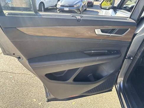 Used 2025 Volkswagen Atlas SE image 34