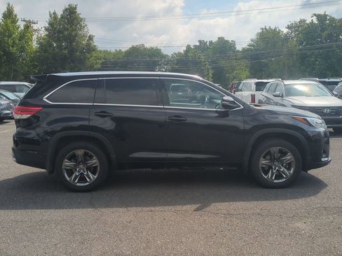 Used 2017 Toyota Highlander Limited Platinum AWD/4WD image 2