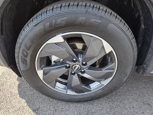 Used 2024 Nissan Rogue SV image 9