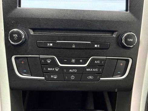 Used 2016 Ford Fusion SE FWD image 23