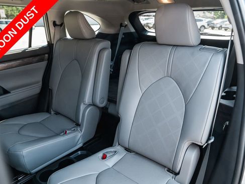 Used 2024 Toyota Highlander Platinum FWD image 28