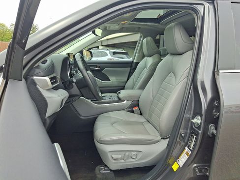 Used 2023 Toyota Highlander XLE AWD/4WD image 14