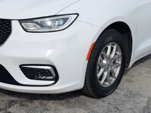 Used 2025 Chrysler Pacifica Select FWD image 9