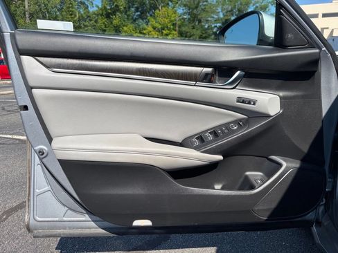 Used 2018 Honda Accord Touring image 16