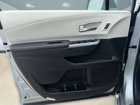 Used 2025 Toyota Sienna Platinum FWD image 13