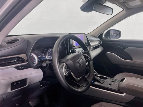 Used 2023 Toyota Highlander L FWD image 11