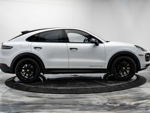 Used 2022 Porsche Cayenne Turbo image 18