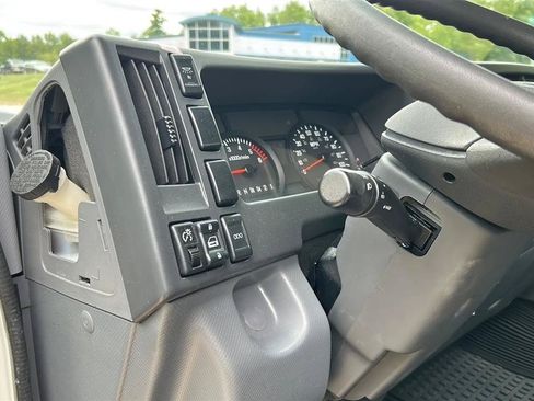 Used 2018 Isuzu NPR RWD image 31