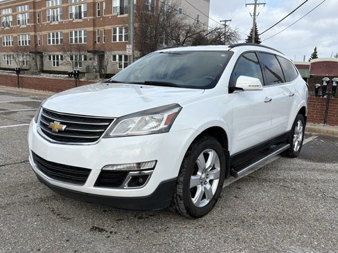 Used 2017 Chevrolet Traverse LT w/ Style and Technology Package image 17